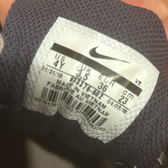 Youth 4 Nikes - good condition - Picture 4 of 4
